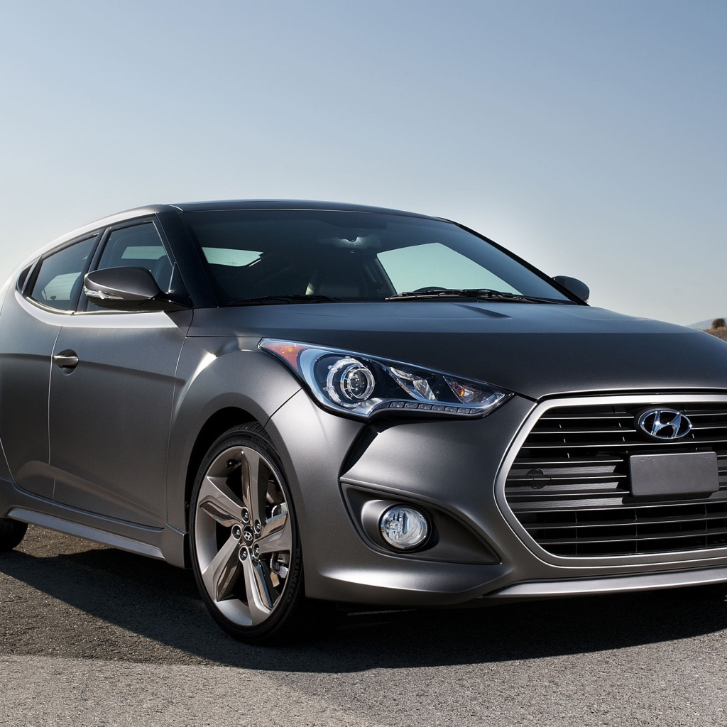 Автомобиль Hyundai Veloster на шоссе