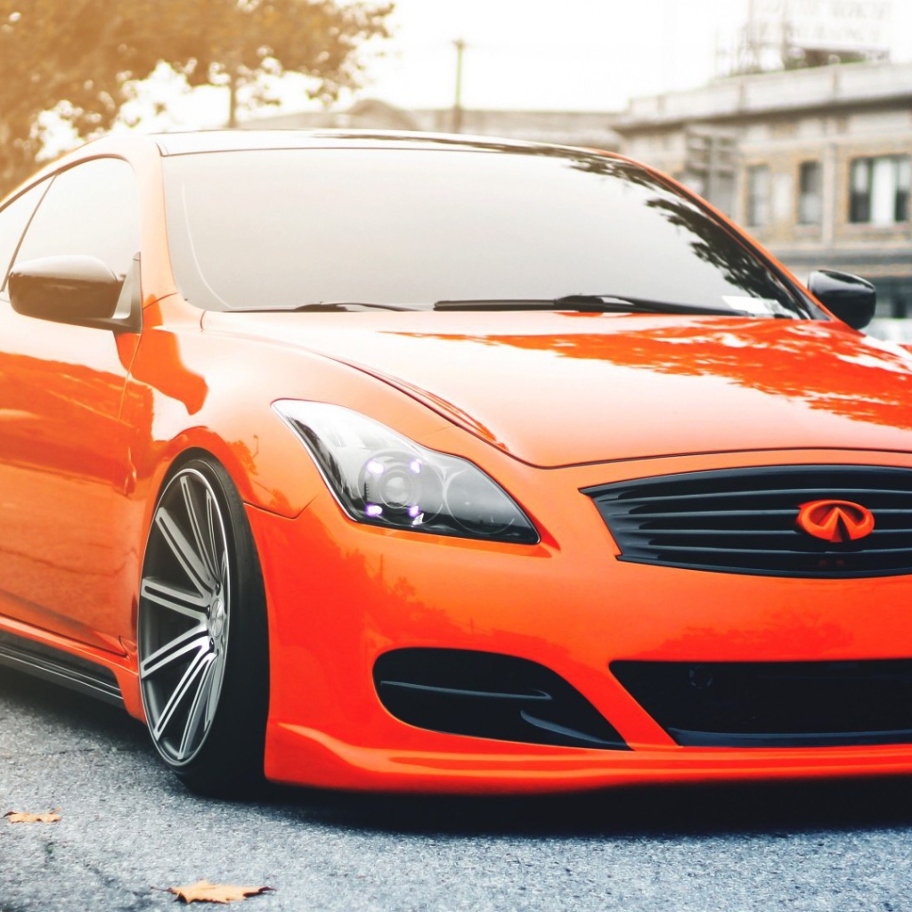 Красный автомобиль Infiniti G37S