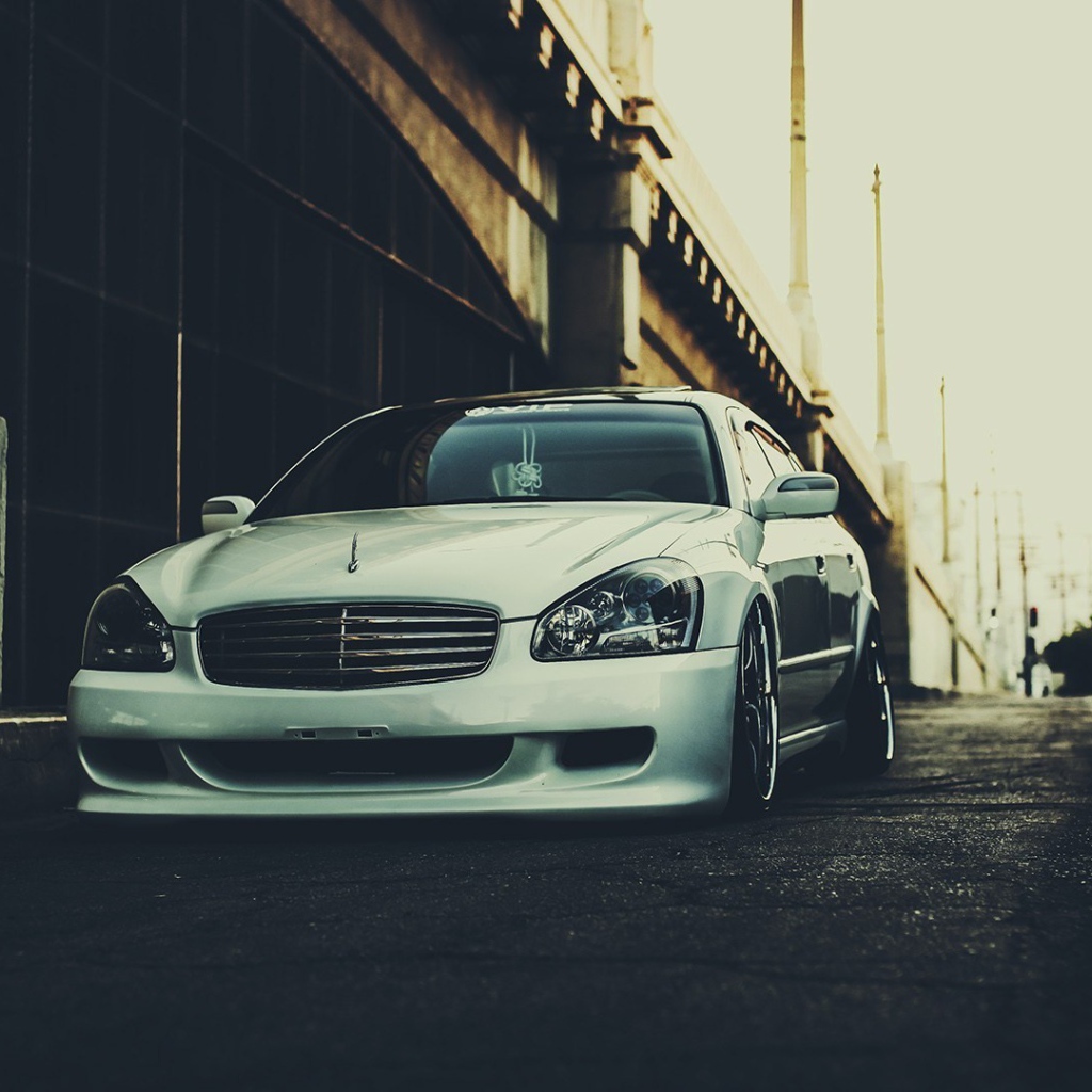 Белый Infiniti у эстакады