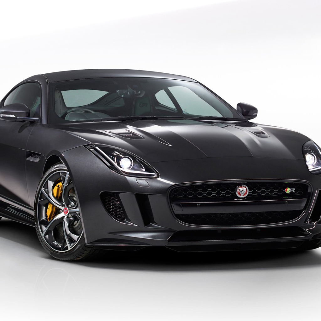 Черный автомобиль Jaguar F-Type