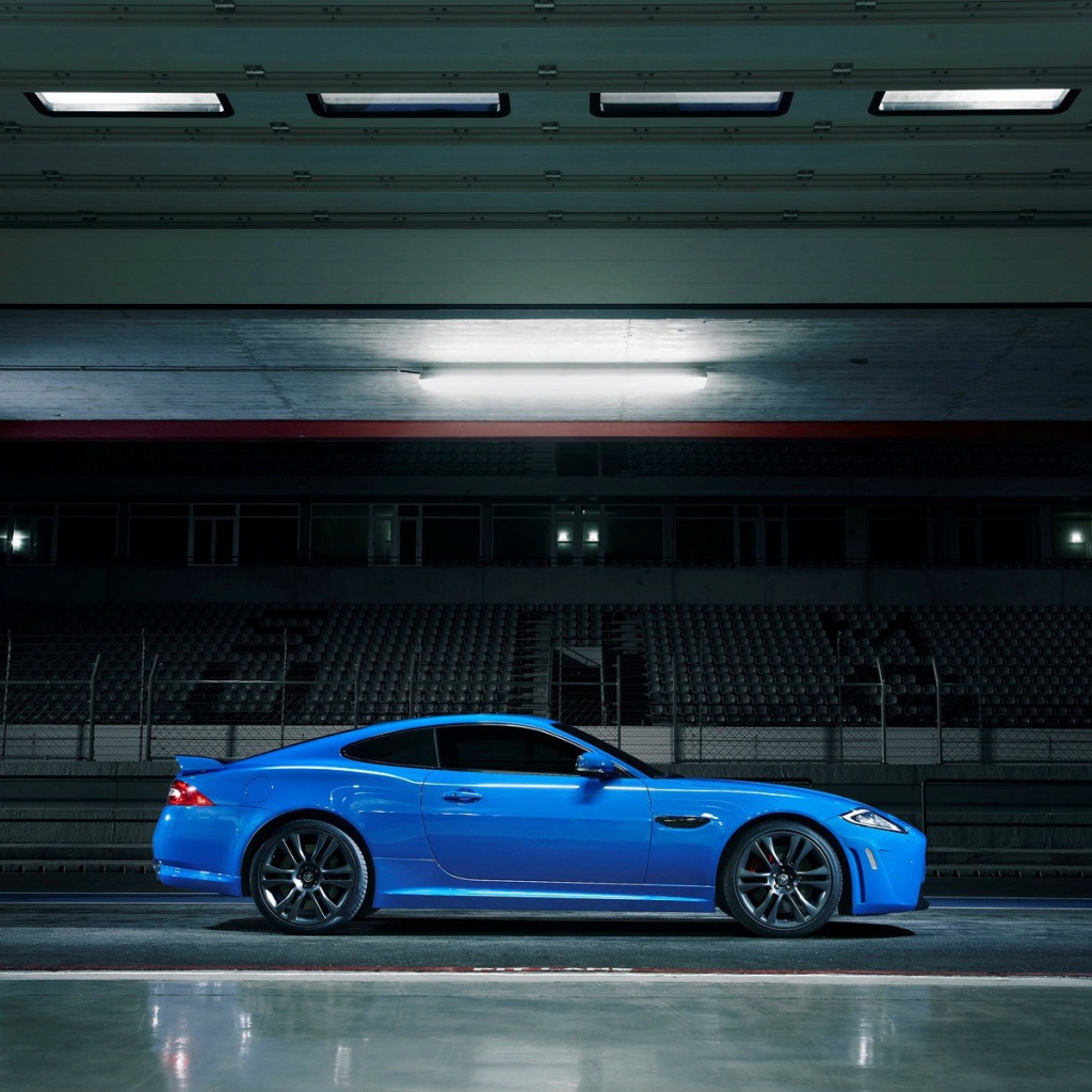 Голубой Jaguar XKR-S на стадионе
