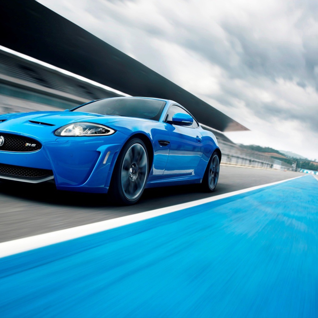 Голубой автомобиль Jaguar XKR