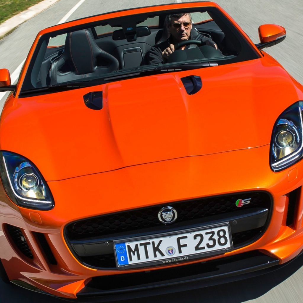 Оранжевый Jaguar F-Type на шоссе