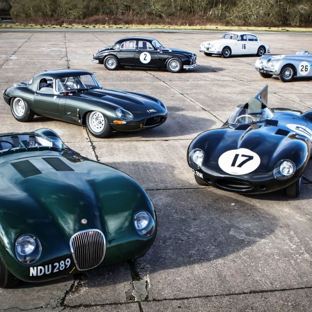 Парад гоночных ретро автомобилей Jaguar E-Type