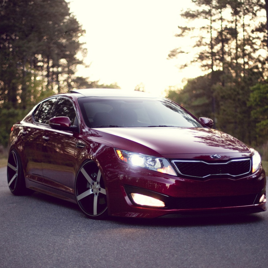 Киа Оптима вишневого цвета