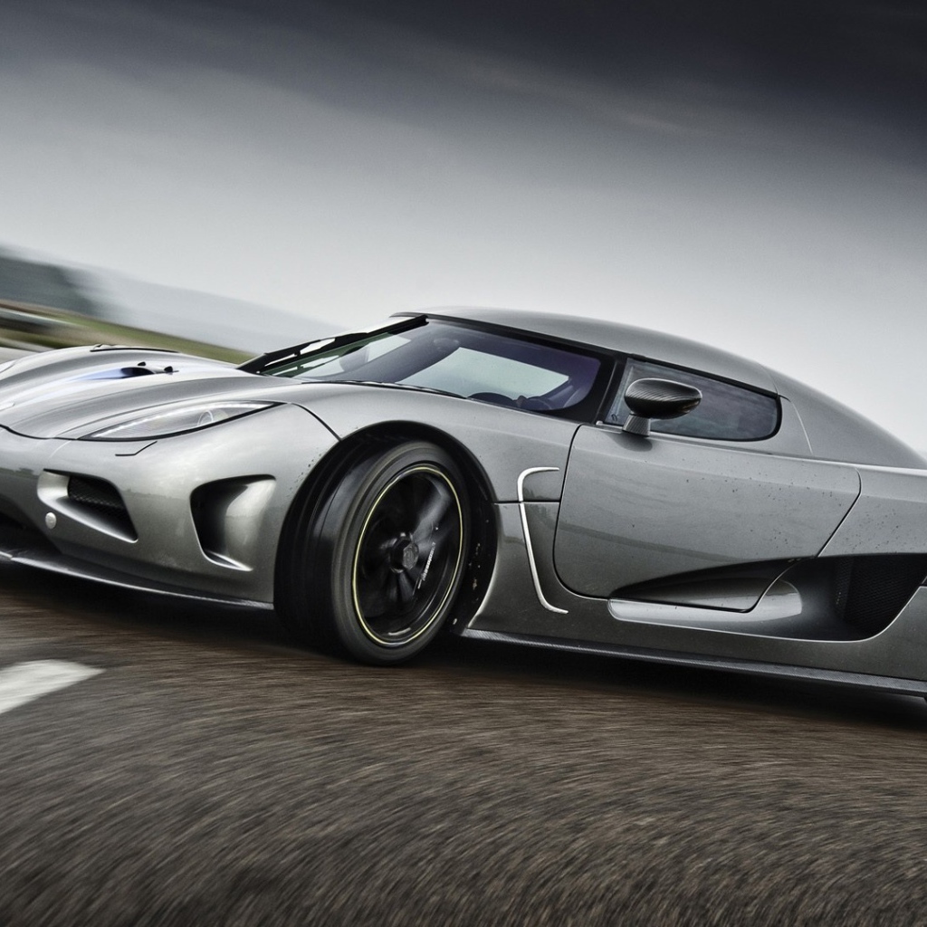 Серый суперкар Koenigsegg Agera