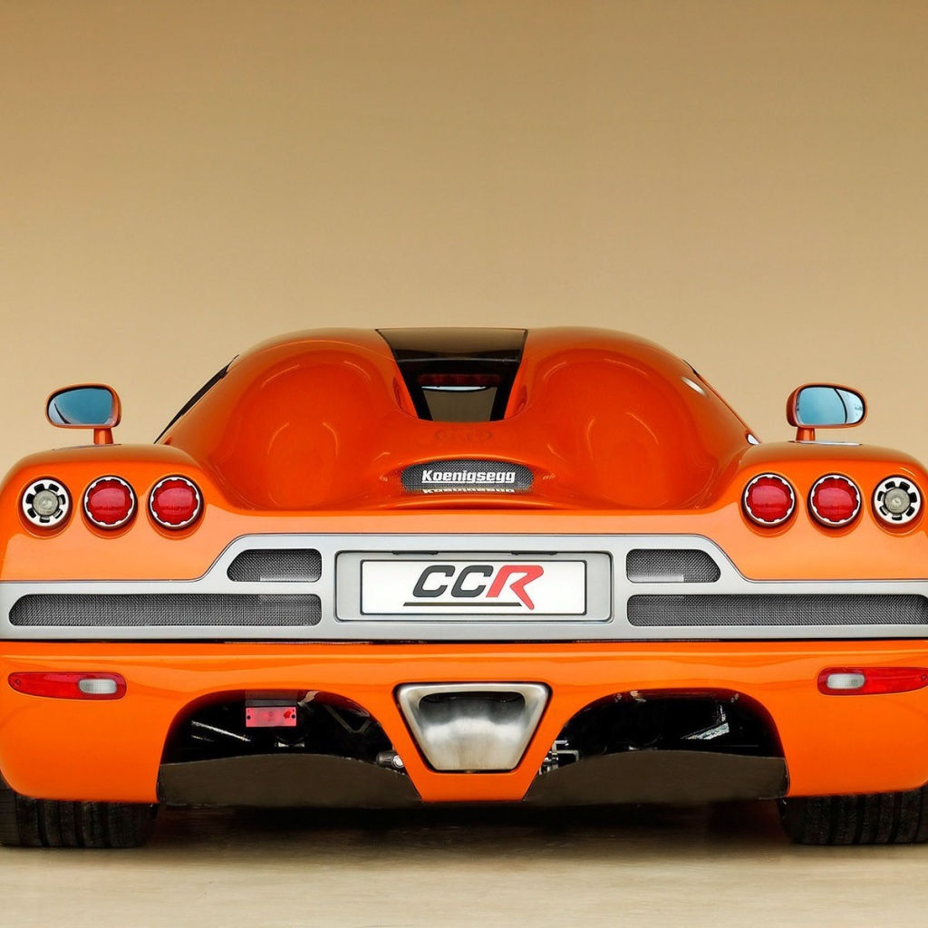 Вид сзади на оранжевый Koenigsegg CCR