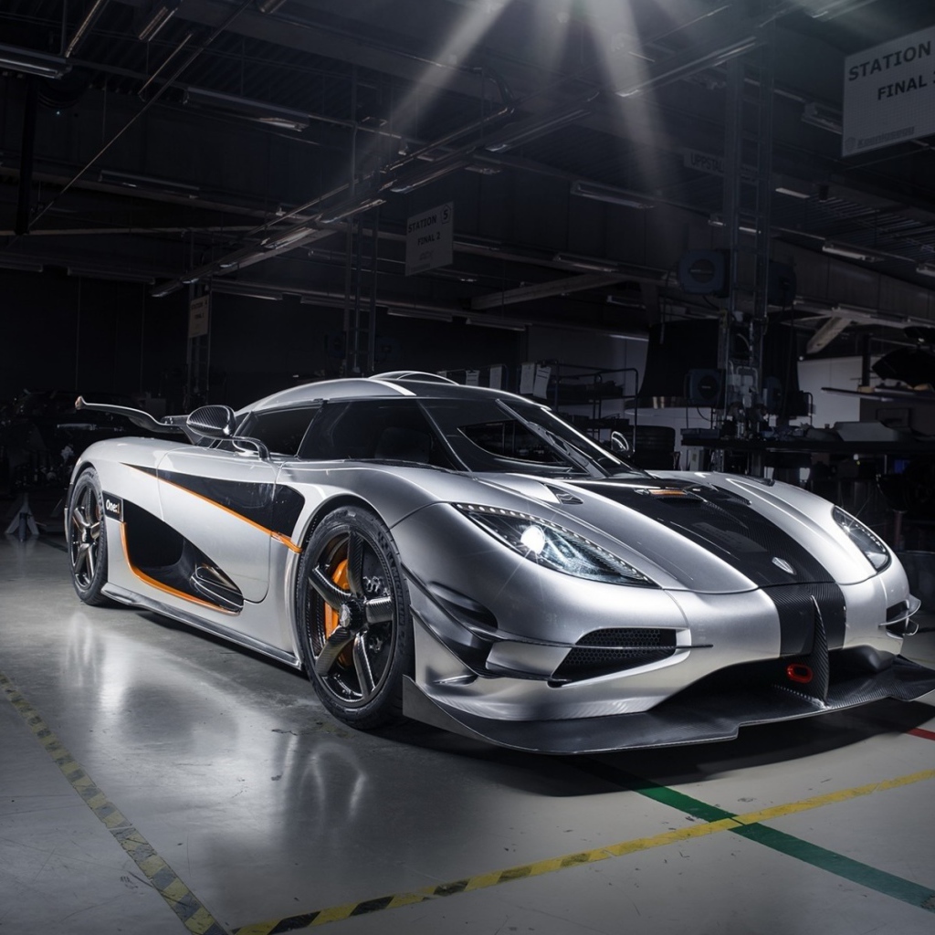 Серебристый Koenigsegg Agera в гараже