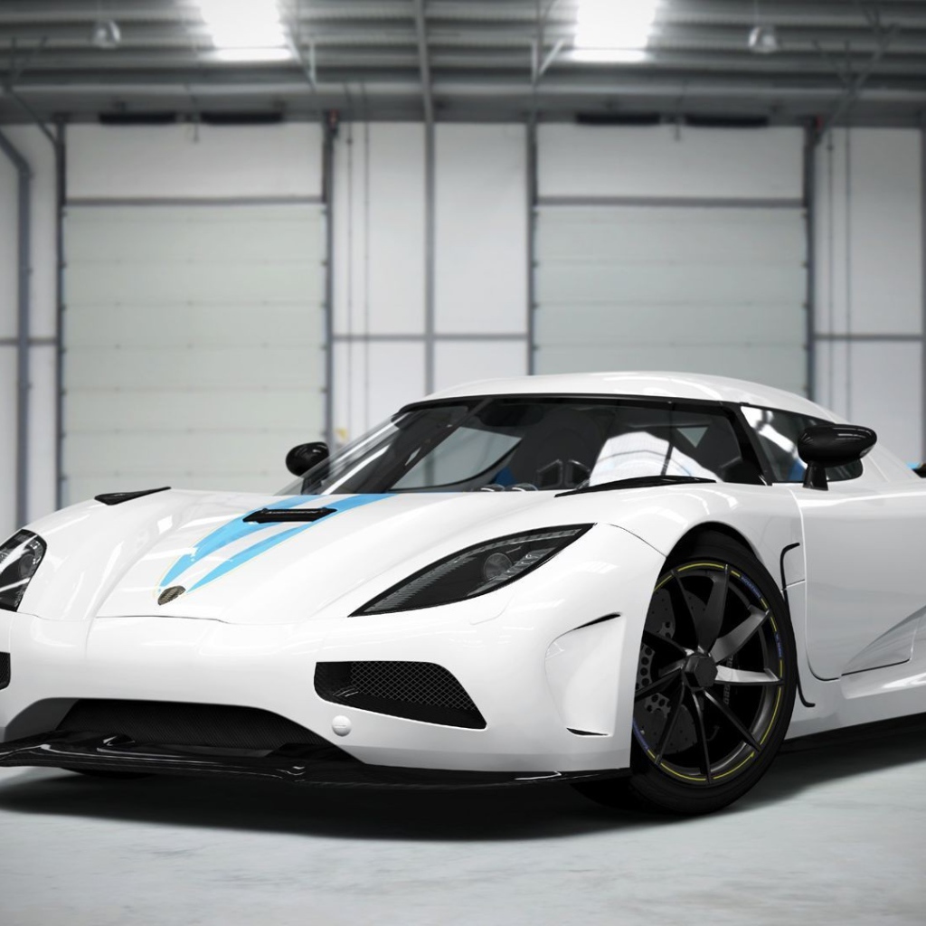 Белый Koenigsegg Agera в ангаре