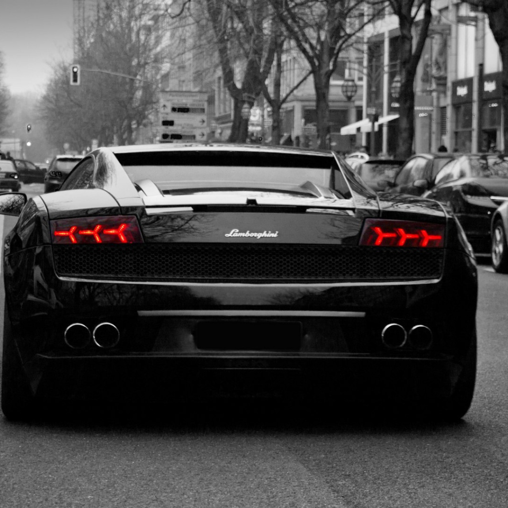 Черный Lamborghini Gallardo едет по улице