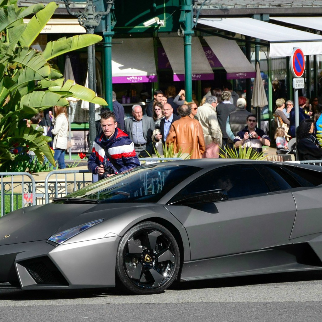 Черный Lamborghini Reventon на улице