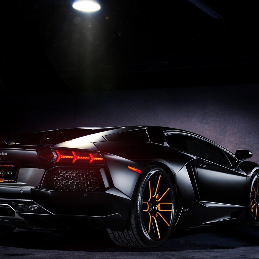 Черный Lamborghini в луче прожектора