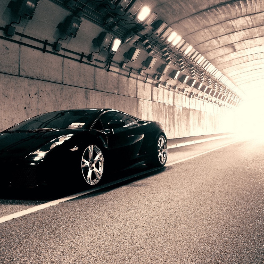 Черный Ламборгини в тоннеле