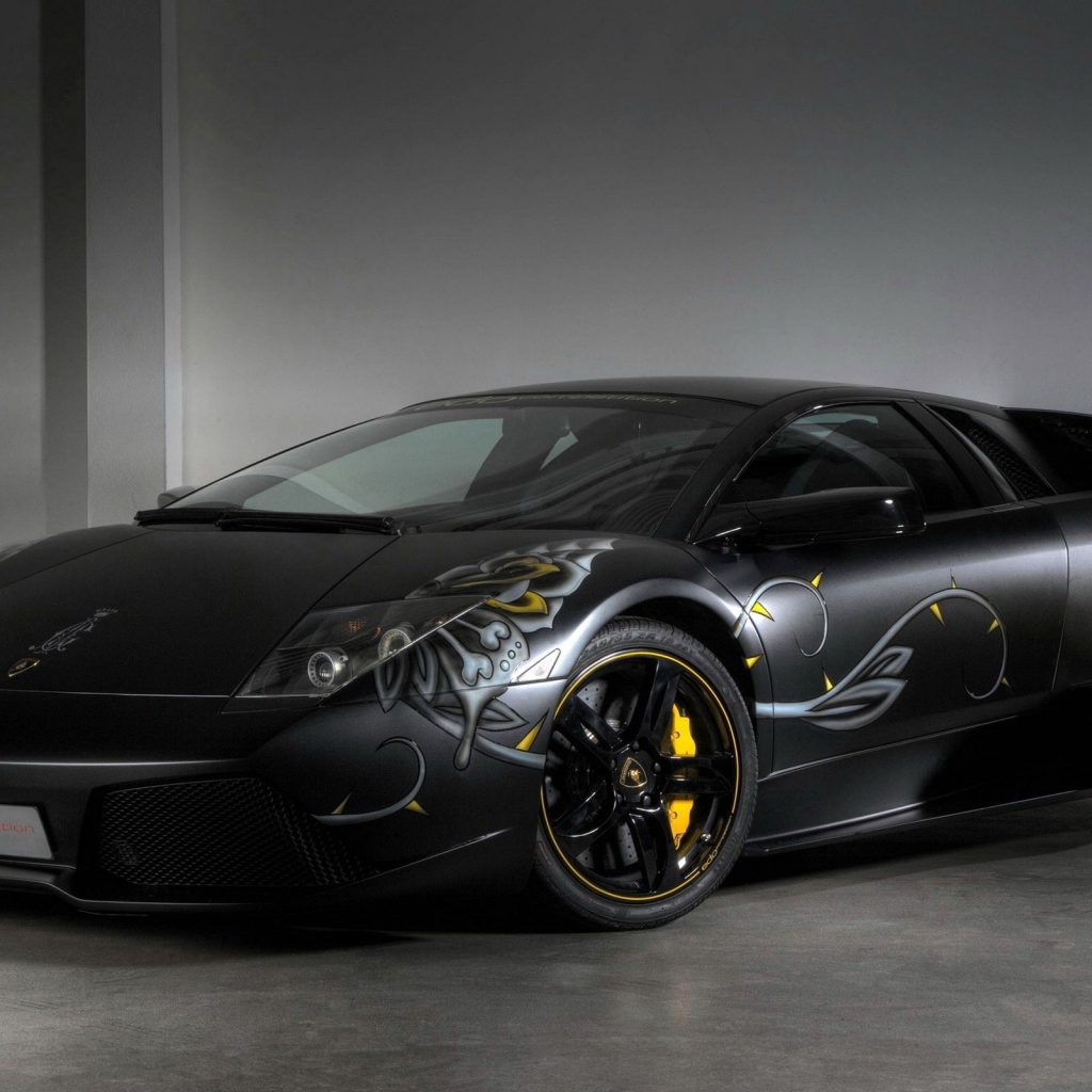 Черный Lamborghini с наклейками