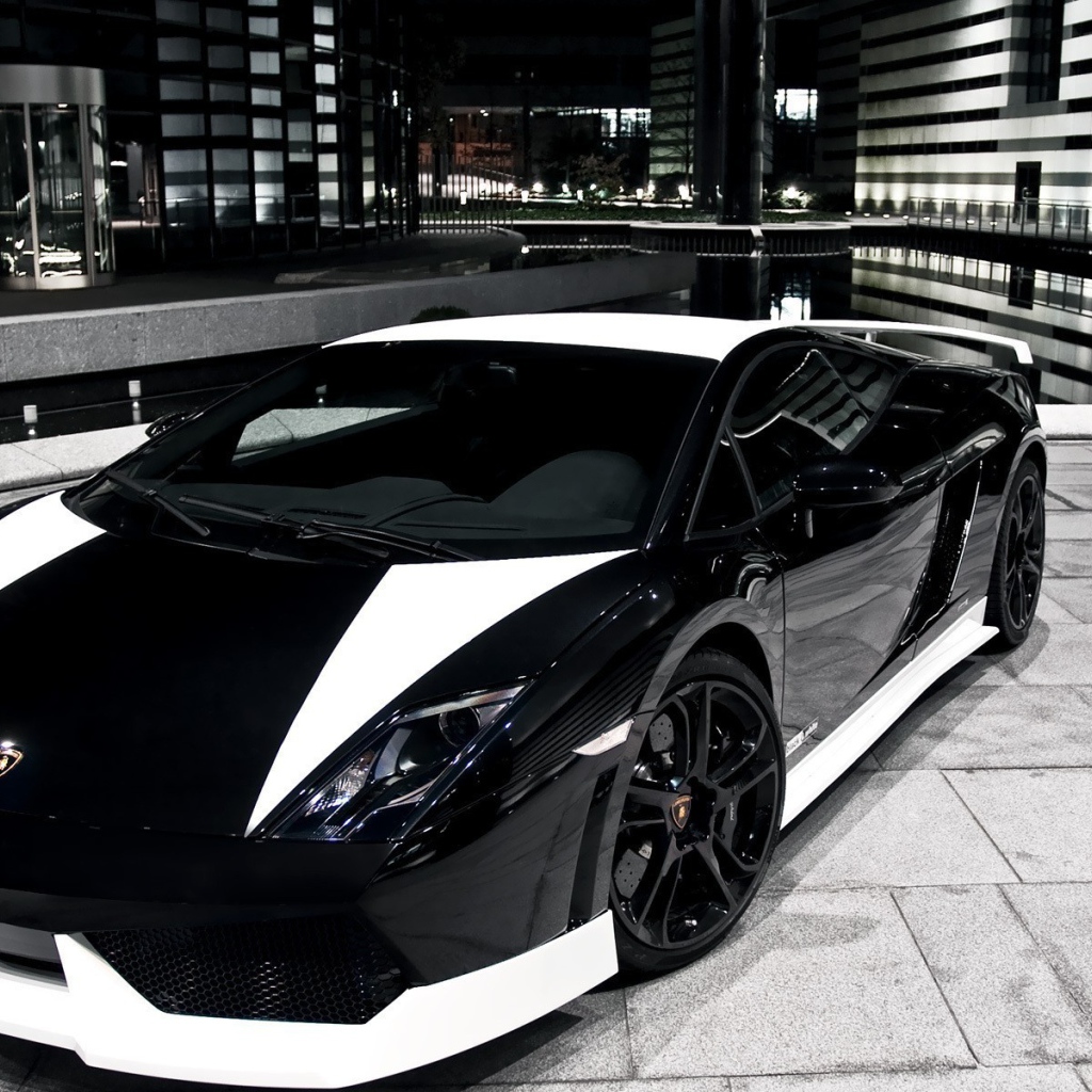 Черно белый Lamborghini в городе