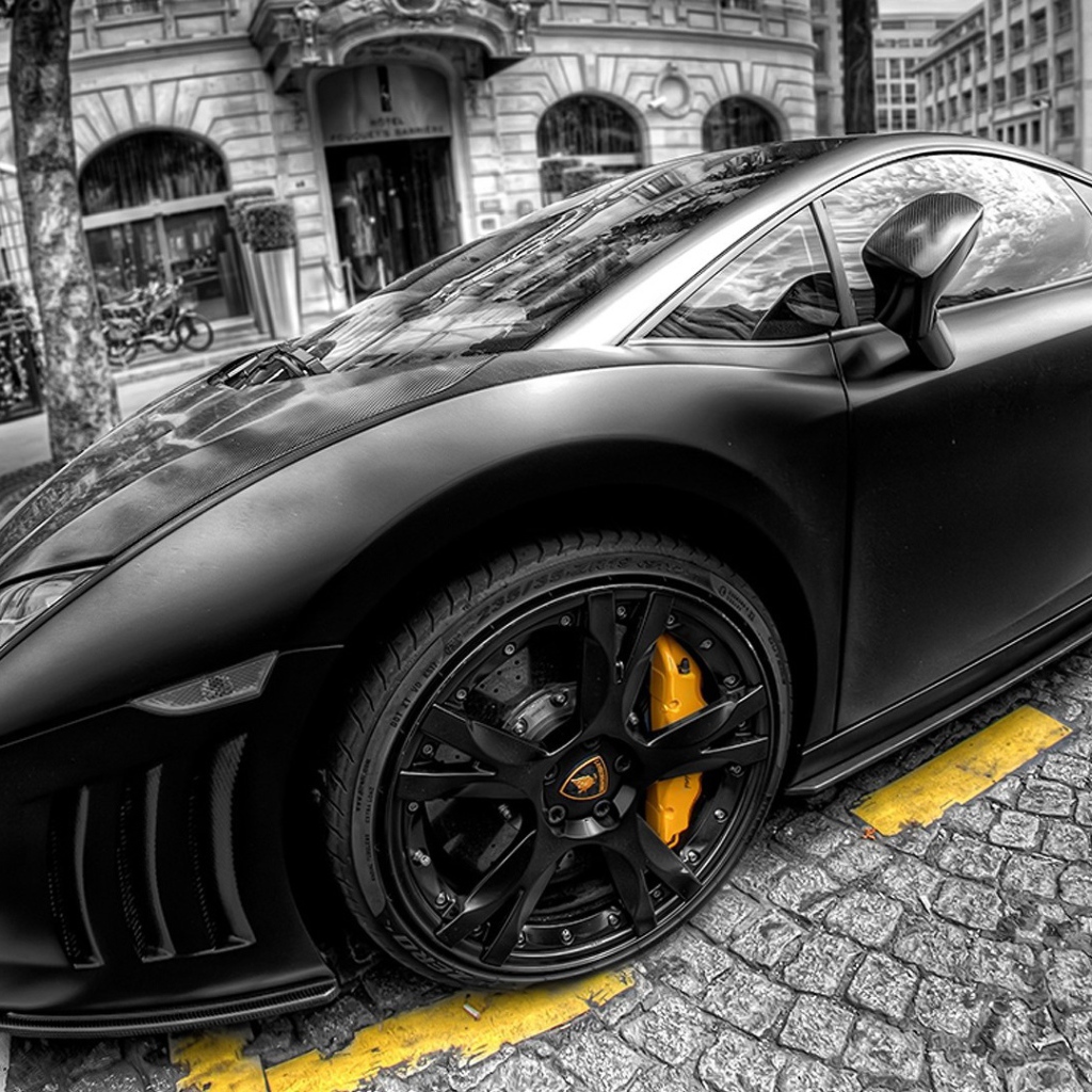 Черный Lamborghini на желтой разметке в Париже