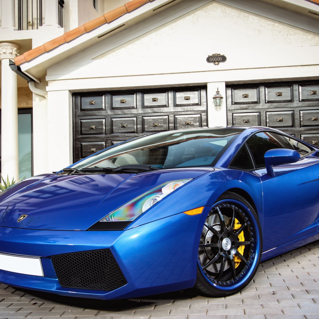 Голубой автомобиль Lamborghini Miura у гаража