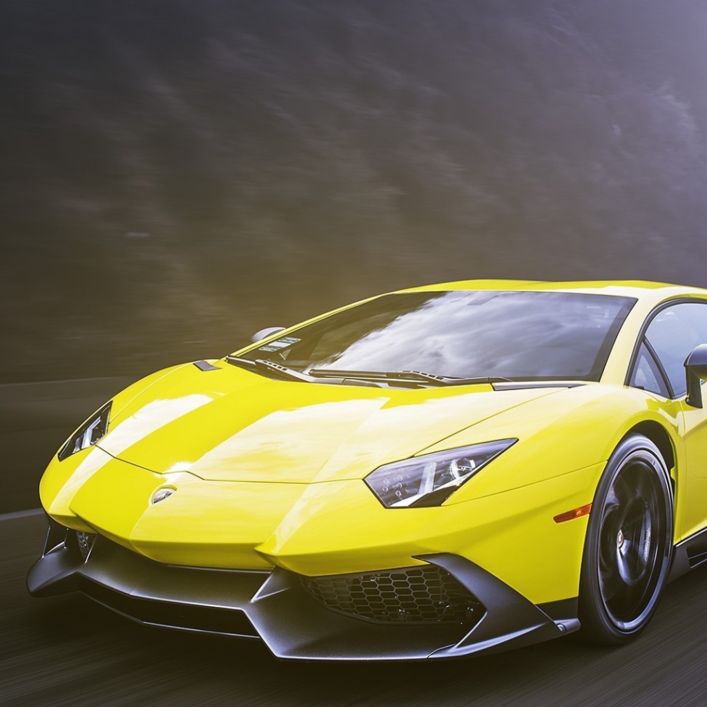Яркий желтый Ламборгини на шоссе