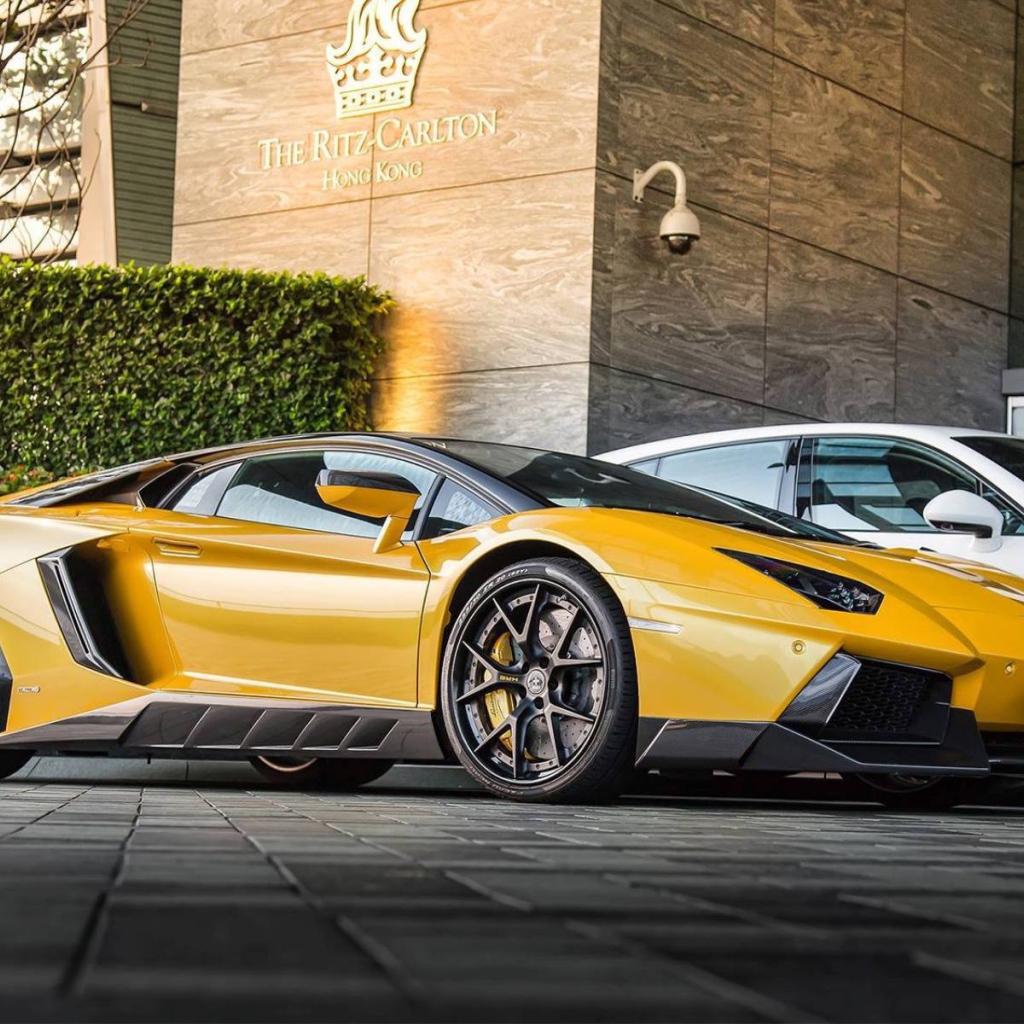 Автомобиль Novitec Torado Lamborghini Aventador NL2 на парковке