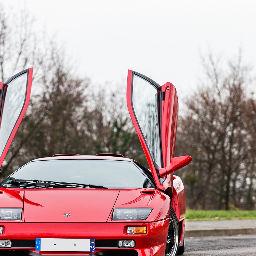 Красный Ламборигини Diablo с открытыми дверями