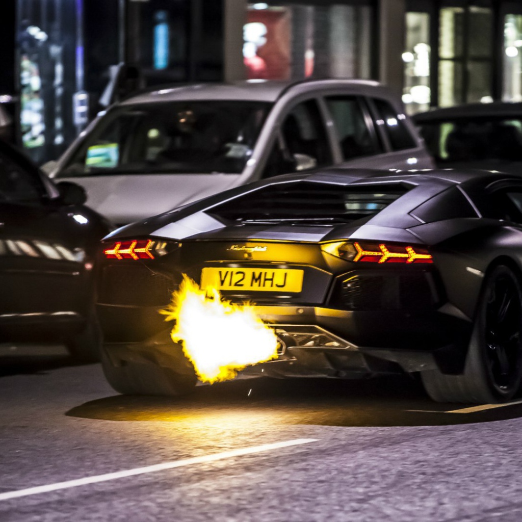 Огненный выхлоп Lamborghini Aventador LP 700-4