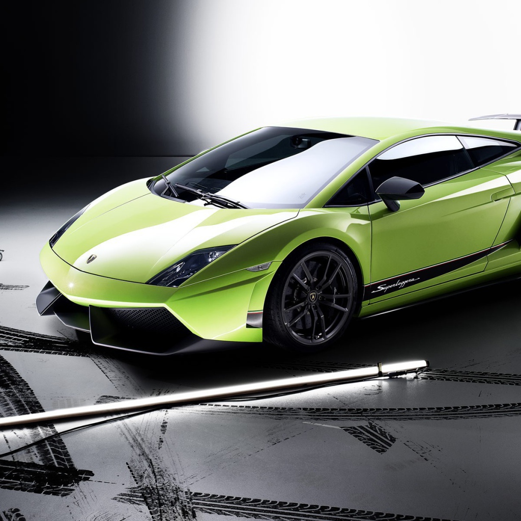Зеленый Lamborghini Gallardo Superleggera  в павильоне