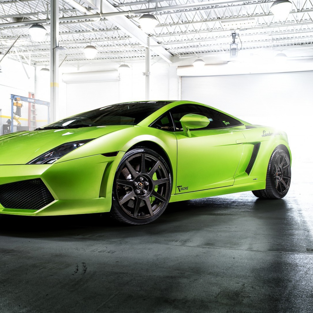 Зеленый Lamborghini Reventon в гараже