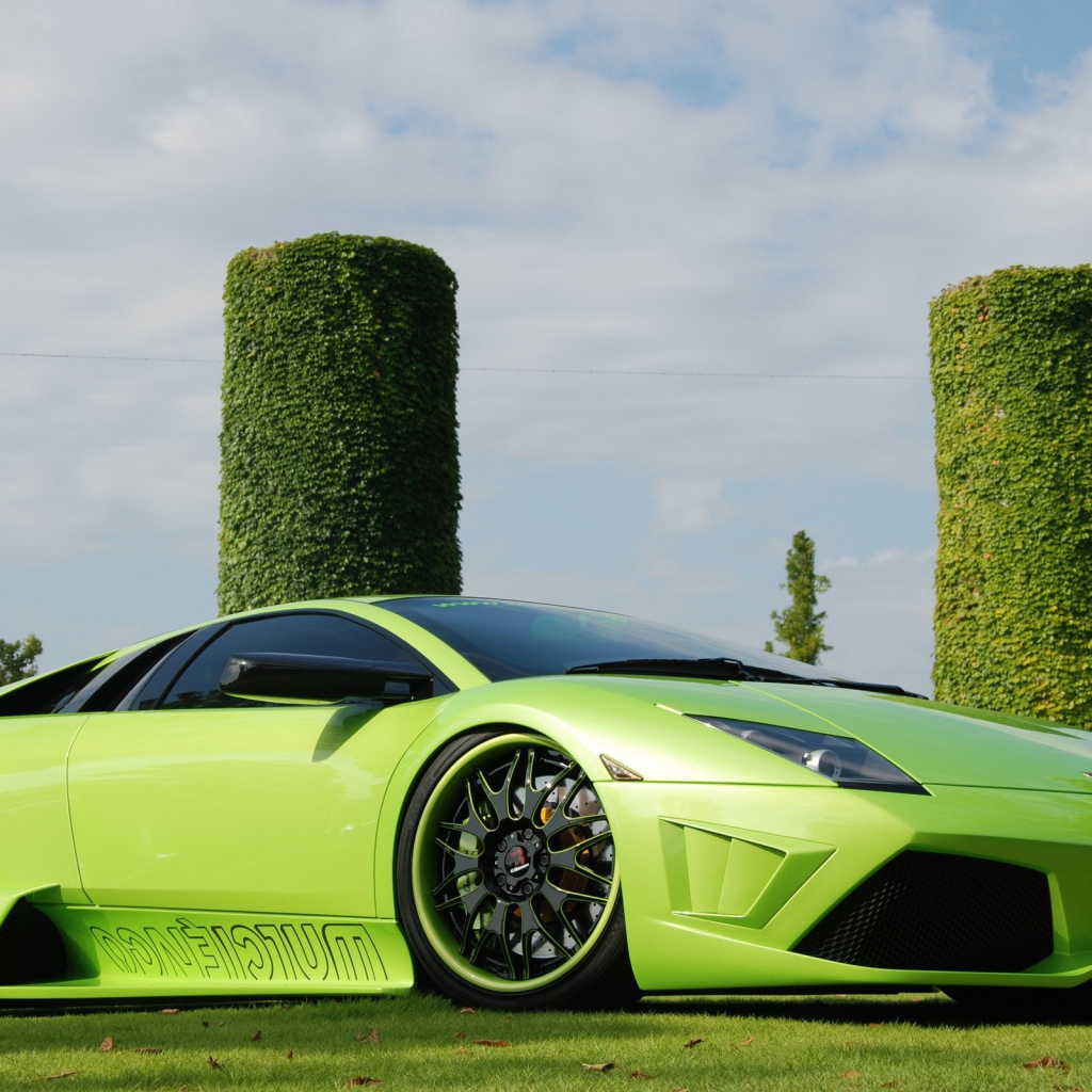 Зеленый Ламборгини у зеленых башен