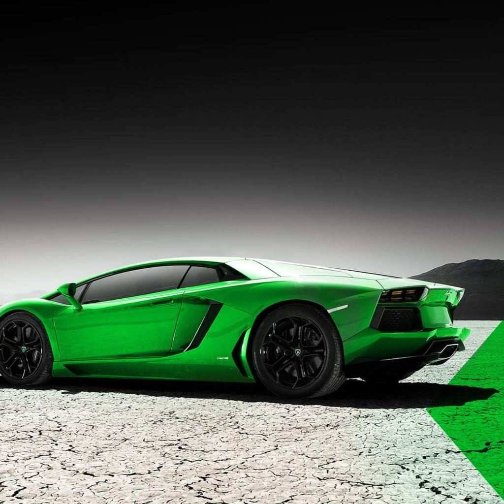 Зеленый Lamborghini на серой земле