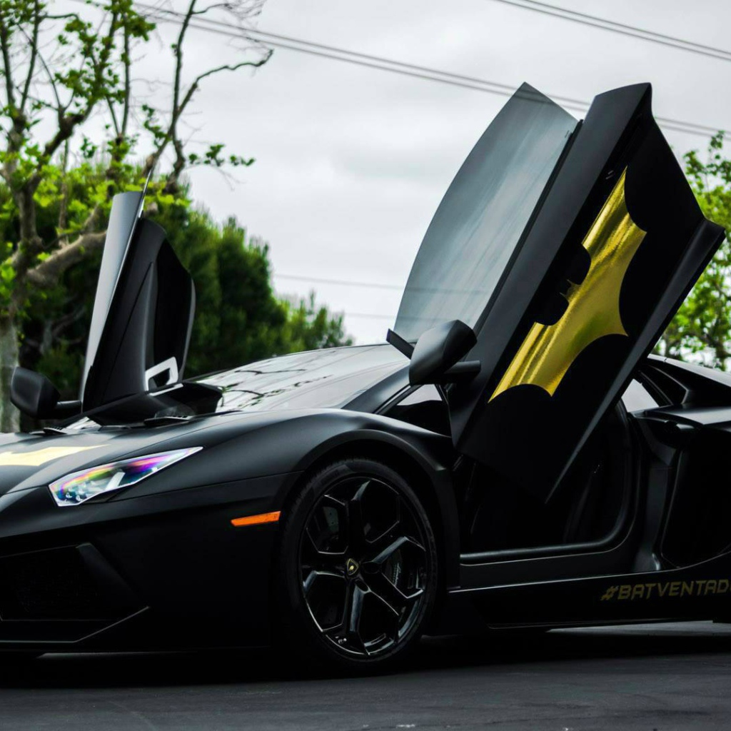 Lamborghini Aventador LP 700-4 с открытыми дверями