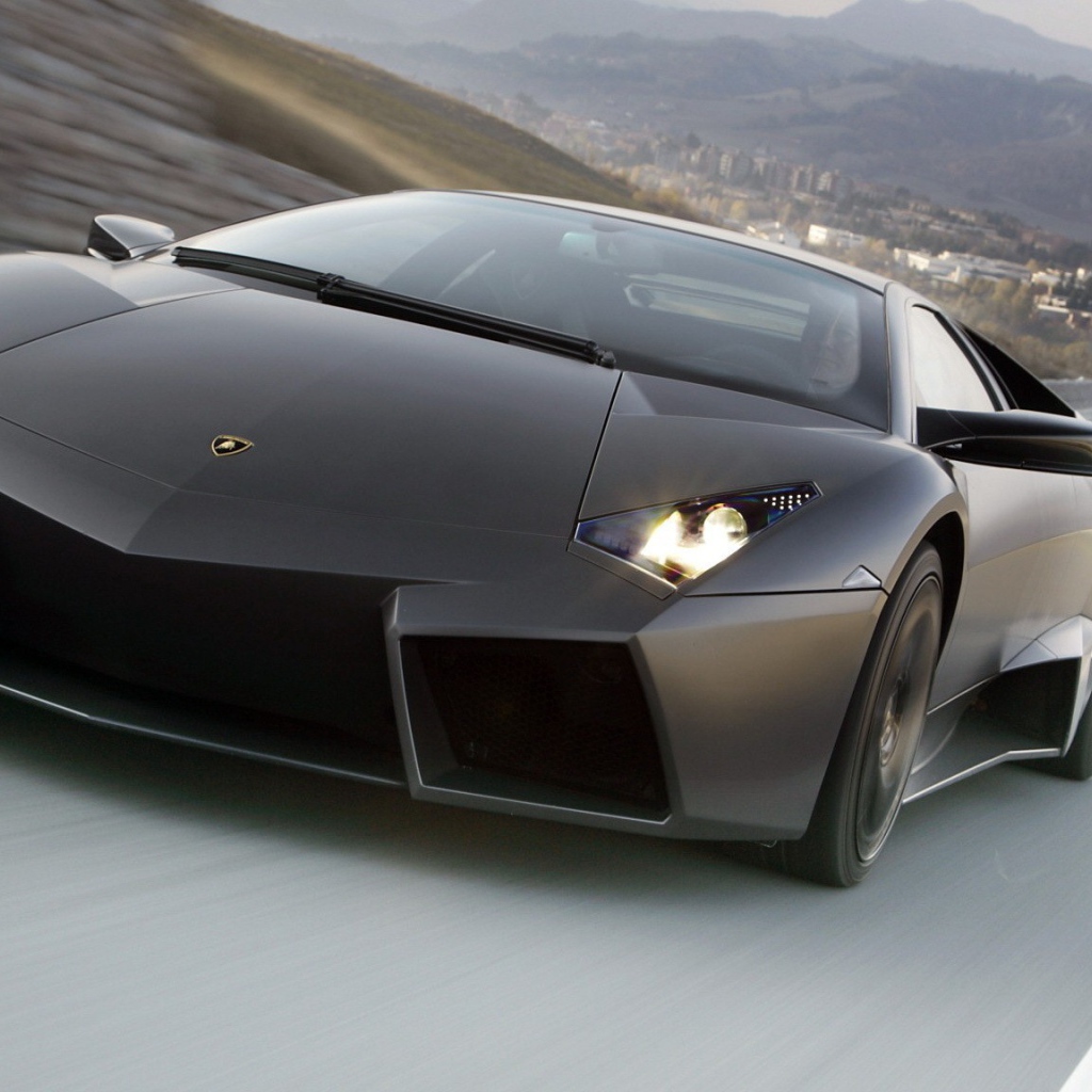 Lamborghini Reventon на загородном шоссе
