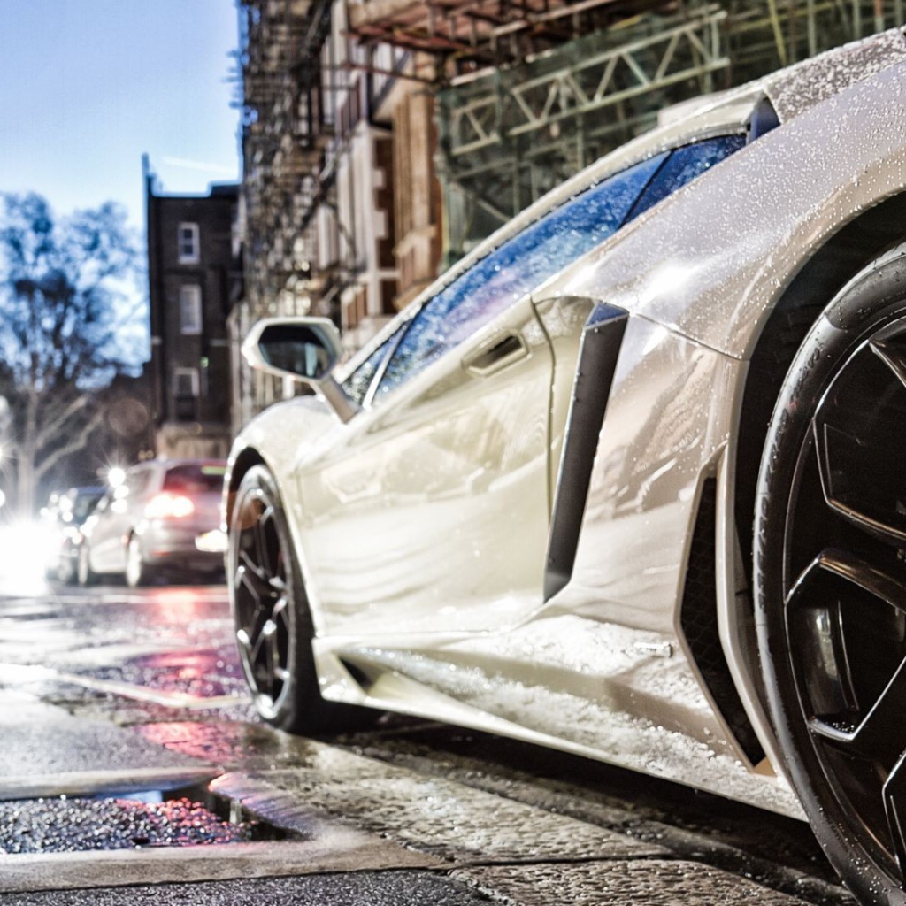 Ламборгини под дождем на городской улице