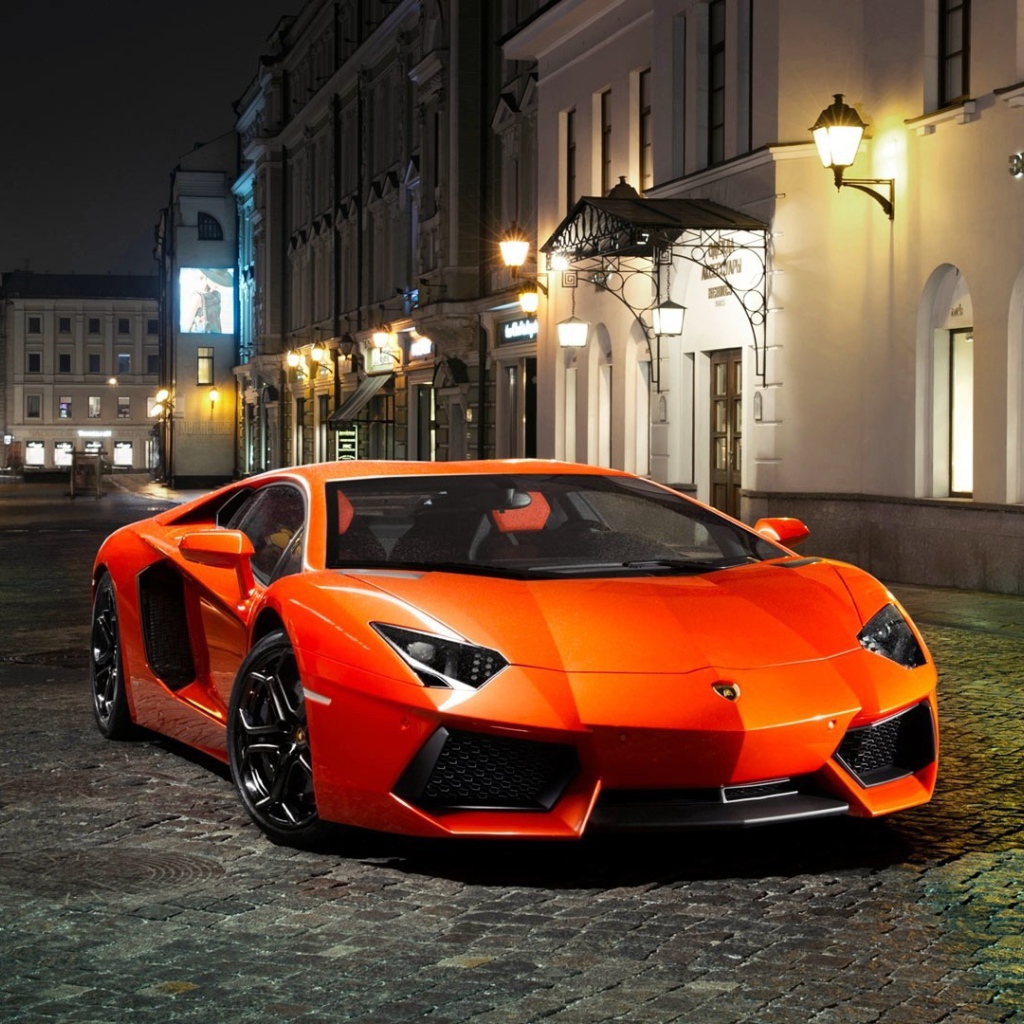 Оранжевый Ламборгини на пустой вечерней улице
