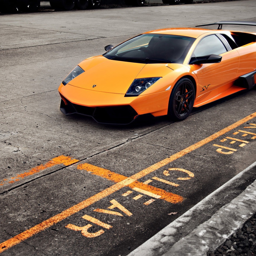Оранжевый автомобиль Lamborghini Murcielago LP 670-4 Super Veloce