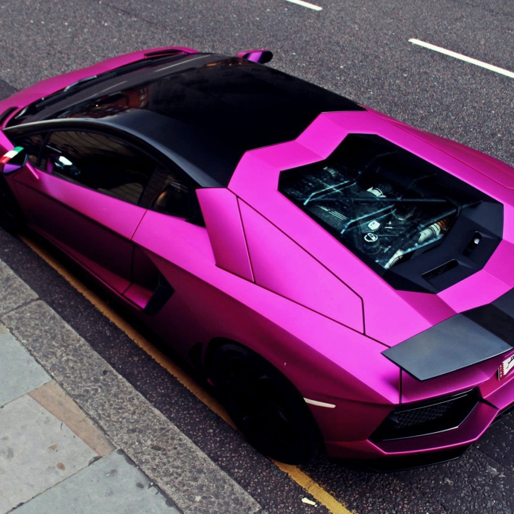 Розовый автомобиль Lamborghini Aventador