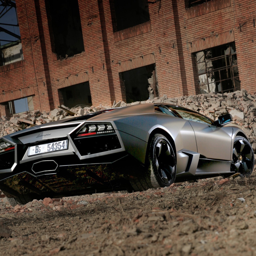 Вид сзади на Lamborghini Reventon