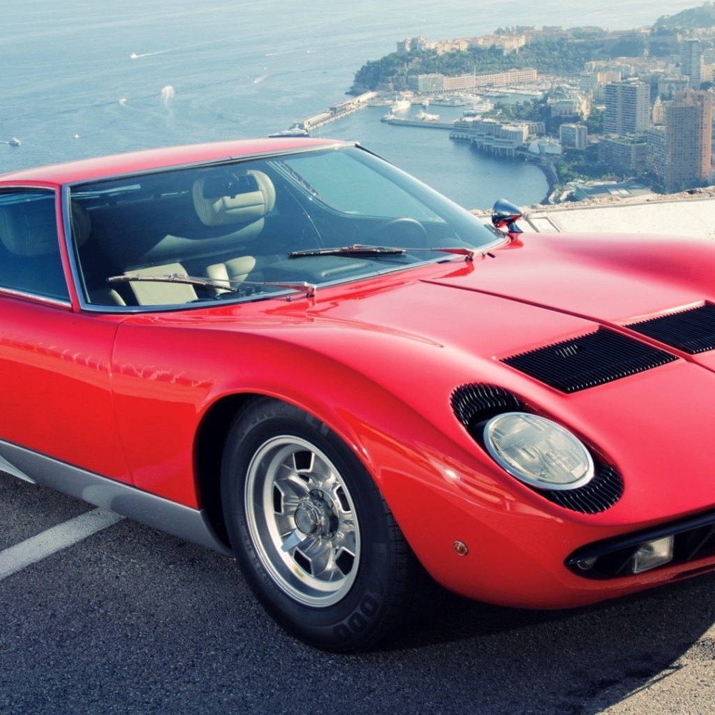 Красный Lamborghini Miura на фоне города