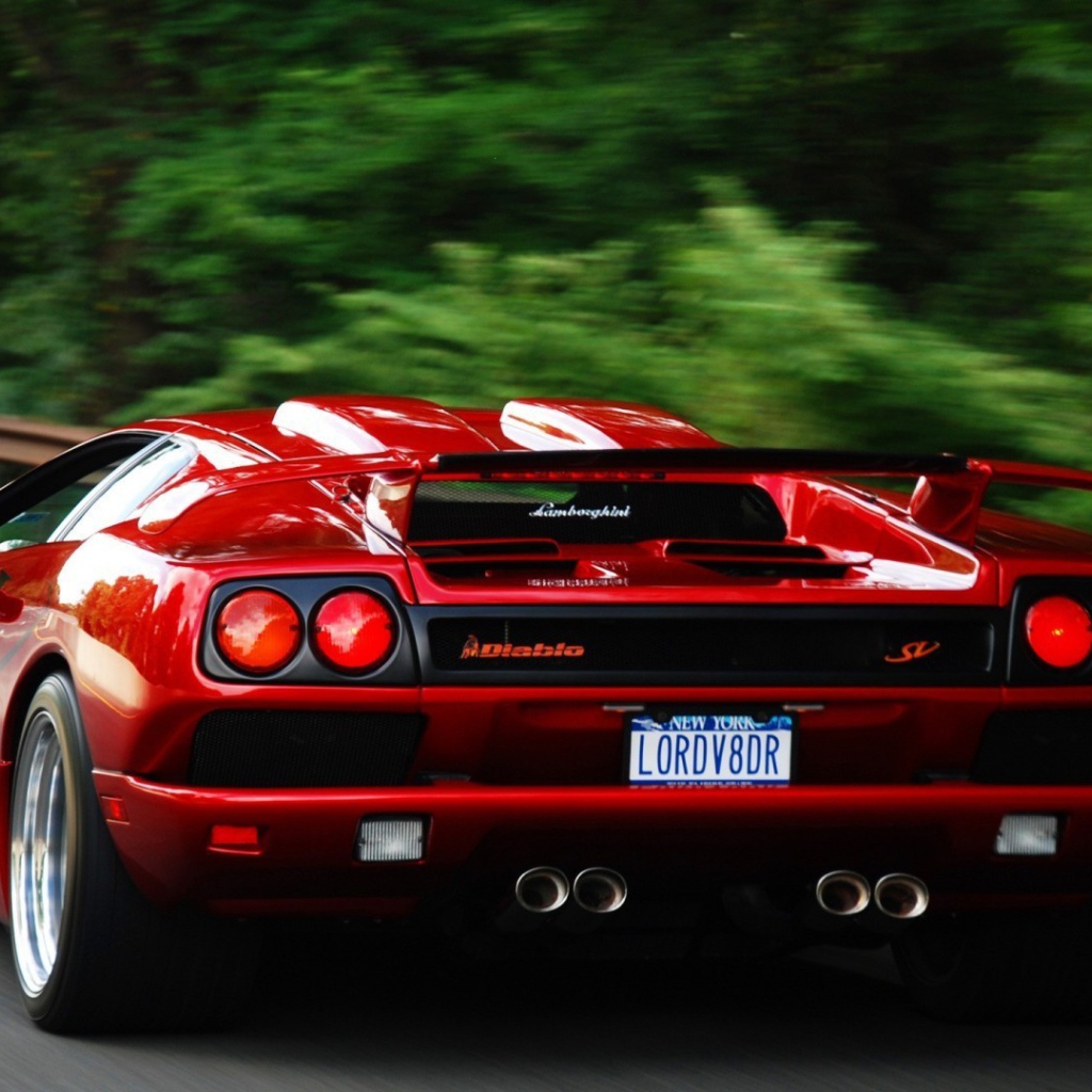 Красный Ламборигини Diablo на дороге