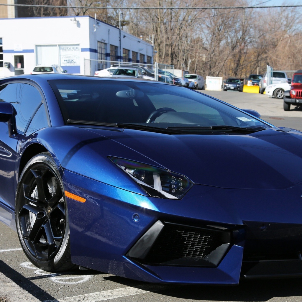 Темно синий автомобиль Lamborghini Aventador припаркован на улице