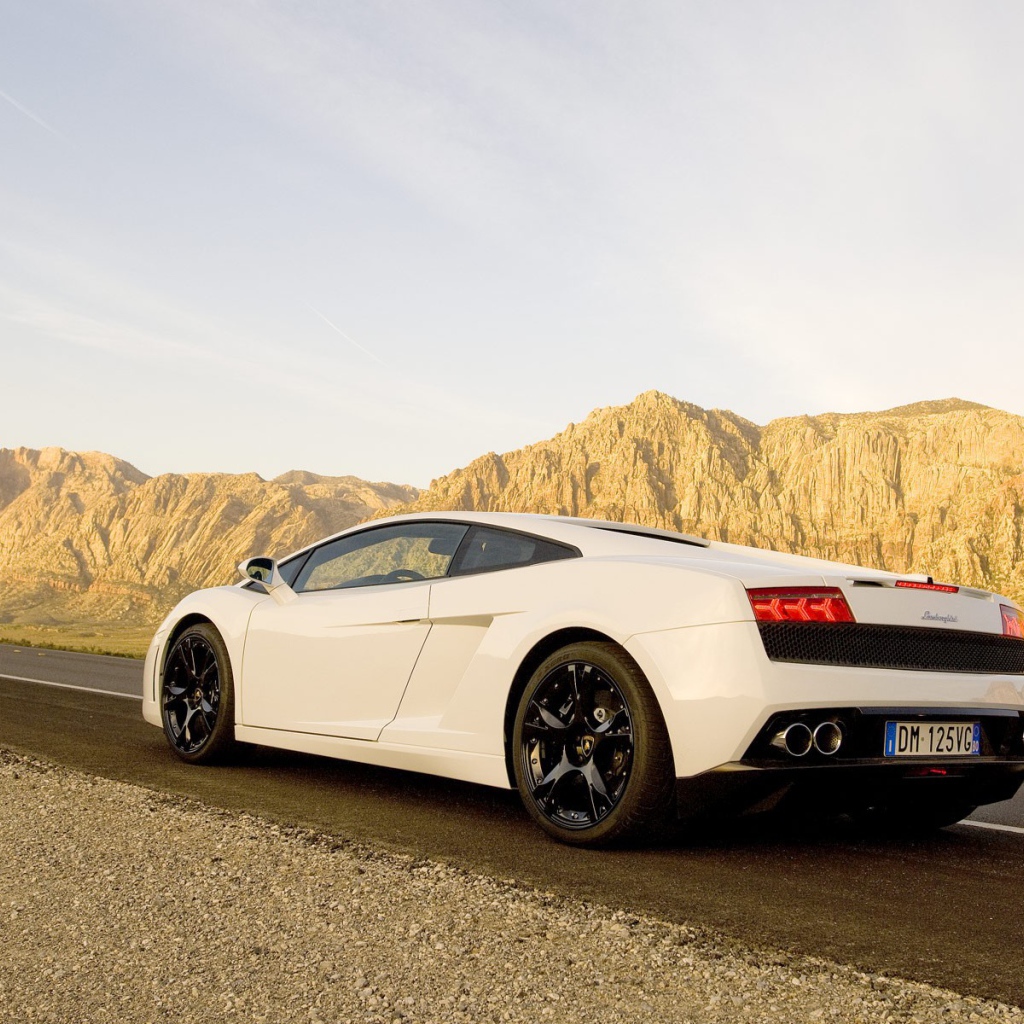 Белый Lamborghini Gallardo в Долине монументов