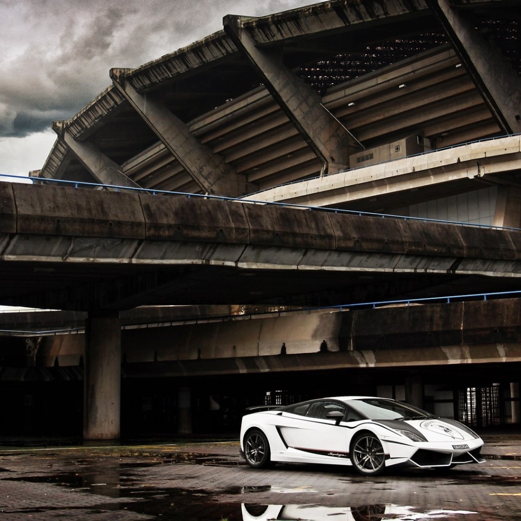 Белый Ламборгини у стадиона