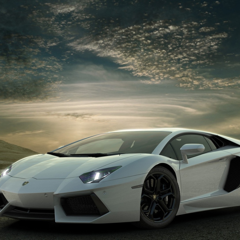 Белый Ламборгини в пустыне на фоне неба