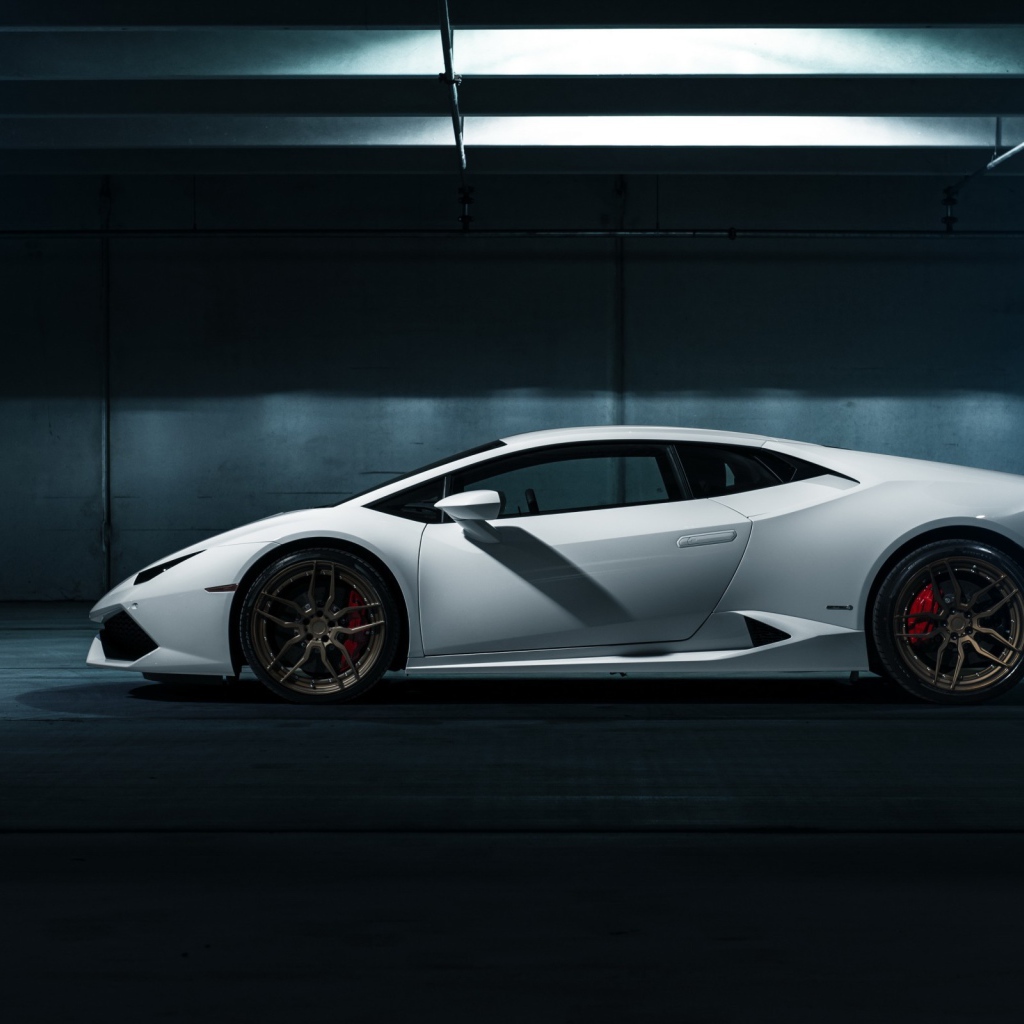 Белый Ламборгини в гараже