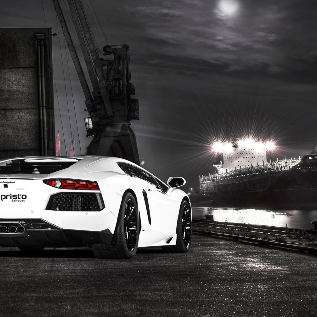 Белый Ламборгини на фоне корабля в порту