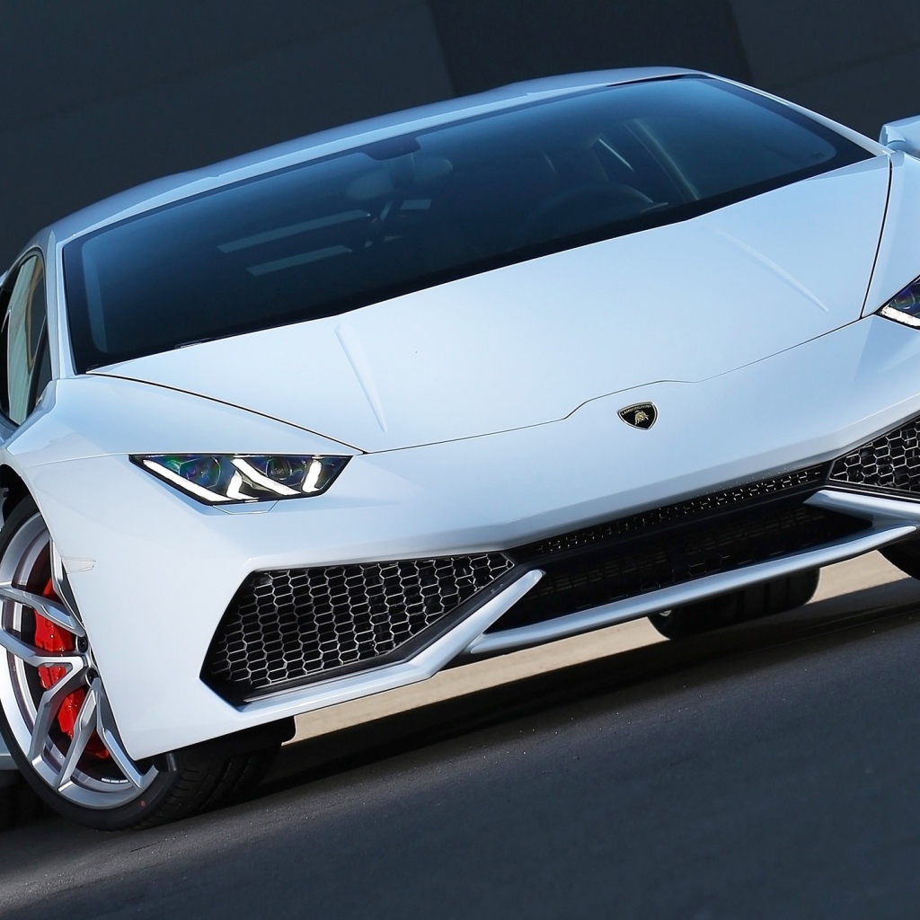 Белый автомобиль Lamborghini Huracan
