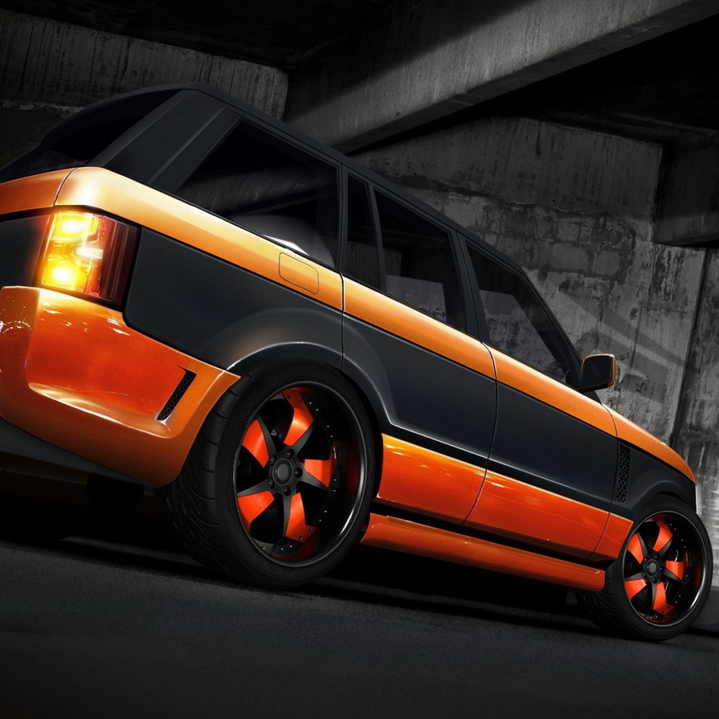 Оранжевый Land Rover с черной полосой