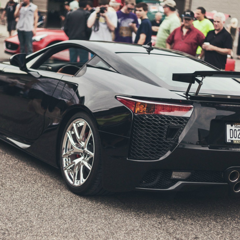 Черный автомобиль Lexus LFA