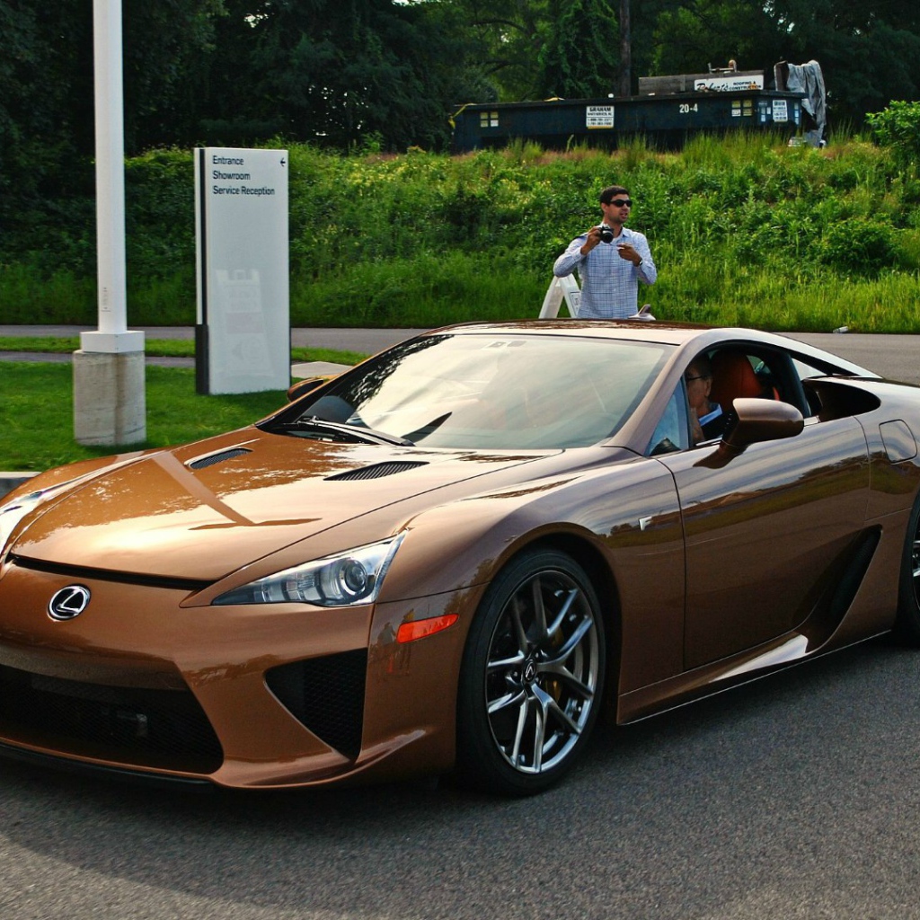 Коричневый автомобиль Lexus LFA
