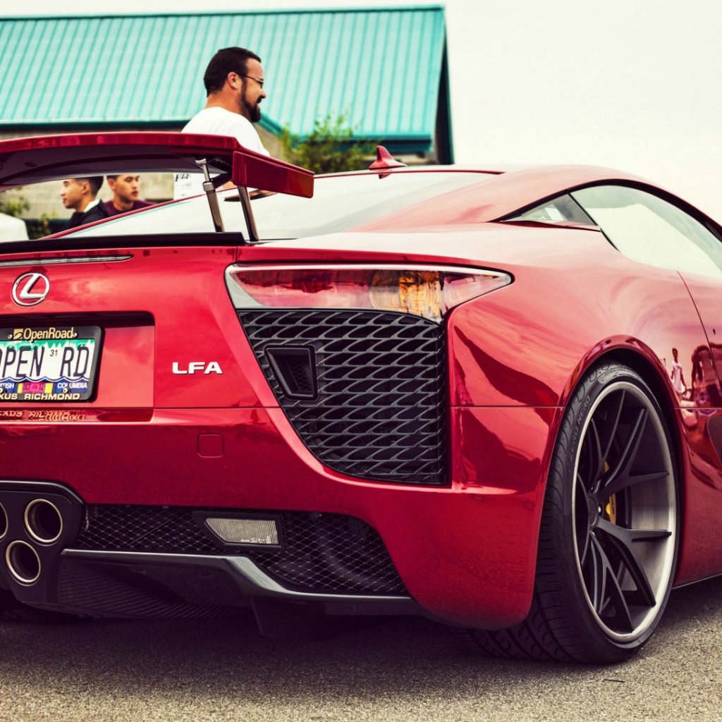 Красный Lexus LFA