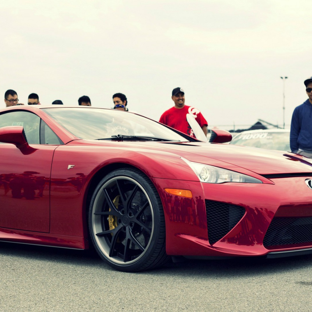 Красный автомобиль Lexus LFA